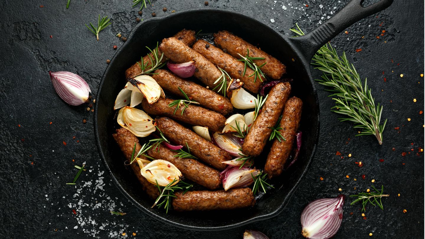 Vegetarische Wurst in Bratpfanne Vegetarische Wurst in Bratpfanne
