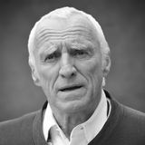 Red Bull Racing, RB Leipzig, EHC Red Bull München. Formel 1, Fußball, Eishockey. Teile eines riesigen Imperiums. Ein Sportreich, in dem Marketing neu definiert wurde. Ein Medienreich. Immer und überall ist der Name auch Programm: Red Bull. Und der Name ist verbunden mit einer Person: Dietrich Mateschitz. Ein Macher, der die eigene öffentliche Darstellung mied, PR aber für sein Unternehmen mehr brauchte als alles andere. Der Österreicher wurde mit seinem Unternehmen zum Multimilliardär. Mateschitz' Karriere begann als Zahnpasta-Manager, sein Triumphzug startete mit einer Asien-Reise in den frühen 1980er Jahren. Zusammen mit Chaleo Yoovidhya hatte Mateschitz 1984 die Getränkemarke Red Bull gegründet, nachdem er in Hongkong die stimulierende Wirkung des Energiegetränks Kraetin Daeng («Roter Stier») kennengelernt hatte. Aus dem roten Stier wurde Red Bull. Es war der Coup seines Lebens. Das Magazin «Forbes» listete ihn Ende September unter den Superreichen der Welt mit einem Vermögen von 19 Milliarden US-Dollar auf Rang 75, dabei hatte sich das Marketing-Genie einst mehr für Architektur begeistert. Später studierte der am 20. Mai 1944 in St. Marein im Mürztal geborene Mateschitz Betriebswirtschaft an der Wiener Hochschule für Welthandel. Er starb am 22. Oktober mit 78 Jahren an Bauchspeicheldrüsenkrebs.