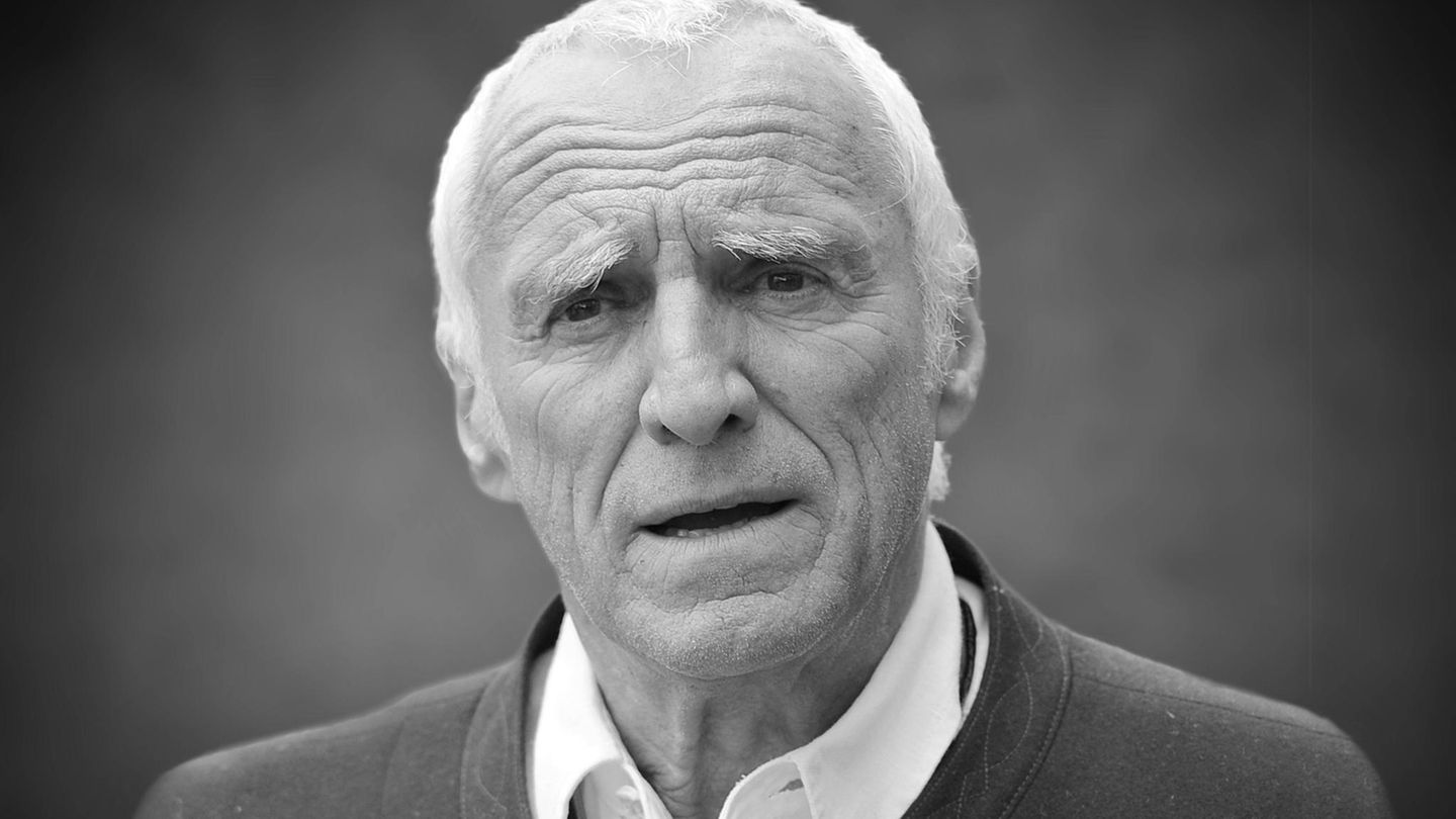 Dietrich Mateschitz Red Bull Racing, RB Leipzig, EHC Red Bull München. Formel 1, Fußball, Eishockey. Teile eines riesigen Imperiums. Ein Sportreich, in dem Marketing neu definiert wurde. Ein Medienreich. Immer und überall ist der Name auch Programm: Red Bull. Und der Name ist verbunden mit einer Person: Dietrich Mateschitz. Ein Macher, der die eigene öffentliche Darstellung mied, PR aber für sein Unternehmen mehr brauchte als alles andere. Der Österreicher wurde mit seinem Unternehmen zum Multimilliardär. Mateschitz' Karriere begann als Zahnpasta-Manager, sein Triumphzug startete mit einer Asien-Reise in den frühen 1980er Jahren. Zusammen mit Chaleo Yoovidhya hatte Mateschitz 1984 die Getränkemarke Red Bull gegründet, nachdem er in Hongkong die stimulierende Wirkung des Energiegetränks Kraetin Daeng («Roter Stier») kennengelernt hatte. Aus dem roten Stier wurde Red Bull. Es war der Coup seines Lebens. Das Magazin «Forbes» listete ihn Ende September unter den Superreichen der Welt mit einem Vermögen von 19 Milliarden US-Dollar auf Rang 75, dabei hatte sich das Marketing-Genie einst mehr für Architektur begeistert. Später studierte der am 20. Mai 1944 in St. Marein im Mürztal geborene Mateschitz Betriebswirtschaft an der Wiener Hochschule für Welthandel. Er starb am 22. Oktober mit 78 Jahren an Bauchspeicheldrüsenkrebs.