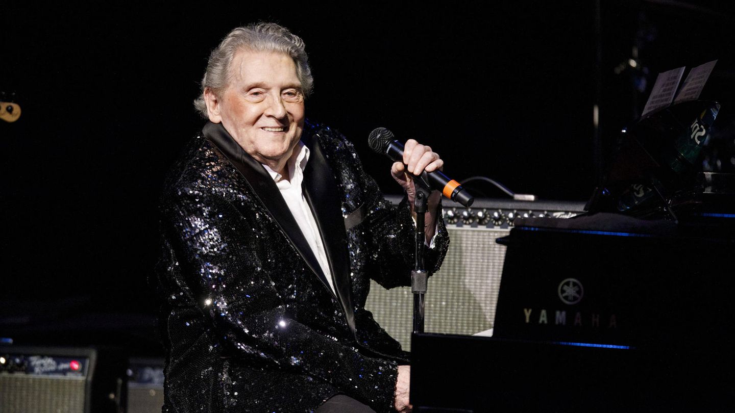 Jerry Lee Lewis Er galt neben Elvis Presley, Chuck Berry und Little Richard als einer der Könige des Rock 'n' Roll. Der 1935 im US-Bundesstaat Louisiana geborene Musiker war unter den ersten, die einen Platz in der Ruhmeshalle des Rock bekamen. Mit 16 Jahren ging Lewis die erste von sieben Ehen ein. Insgesamt hatte er sechs Kinder, von denen zwei lange vor ihm starben. Sein turbulentes Privatleben führte zu einem Karriereknick, als er mit 22 seine 13-jährige Großcousine Myra Gale Brown heiratete. In Großbritannien löste dies einen Sturm der Entrüstung aus, Lewis musste seine Tournee dort abbrechen.Lewis, der auch Country-Hits wie "Another Place Another Time" oder "Would You Take Another Chance on Me" veröffentlichte, war kürzlich in die "Country Music Hall of Fame" aufgenommen worden. Wegen einer Grippe-Erkrankung musste der Musiker der Zeremonie in Nashville am 16. Oktober aber fernbleiben. Einer seiner engsten Freunde, Kris Kristofferson, nahm die Auszeichnung stellvertretend entgegen. Lewis, der 2019 einen Schlaganfall erlitt, hatte seit Jahren mit gesundheitlichen Problemen zu kämpfen. Er starb am 28. Oktober im Alter von 87 Jahren in seinem Haus im US-Bundesstaat Mississippi.