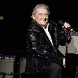 Er galt neben Elvis Presley, Chuck Berry und Little Richard als einer der Könige des Rock 'n' Roll. Der 1935 im US-Bundesstaat Louisiana geborene Musiker war unter den ersten, die einen Platz in der Ruhmeshalle des Rock bekamen. Mit 16 Jahren ging Lewis die erste von sieben Ehen ein. Insgesamt hatte er sechs Kinder, von denen zwei lange vor ihm starben. Sein turbulentes Privatleben führte zu einem Karriereknick, als er mit 22 seine 13-jährige Großcousine Myra Gale Brown heiratete. In Großbritannien löste dies einen Sturm der Entrüstung aus, Lewis musste seine Tournee dort abbrechen.Lewis, der auch Country-Hits wie "Another Place Another Time" oder "Would You Take Another Chance on Me" veröffentlichte, war kürzlich in die "Country Music Hall of Fame" aufgenommen worden. Wegen einer Grippe-Erkrankung musste der Musiker der Zeremonie in Nashville am 16. Oktober aber fernbleiben. Einer seiner engsten Freunde, Kris Kristofferson, nahm die Auszeichnung stellvertretend entgegen. Lewis, der 2019 einen Schlaganfall erlitt, hatte seit Jahren mit gesundheitlichen Problemen zu kämpfen. Er starb am 28. Oktober im Alter von 87 Jahren in seinem Haus im US-Bundesstaat Mississippi.