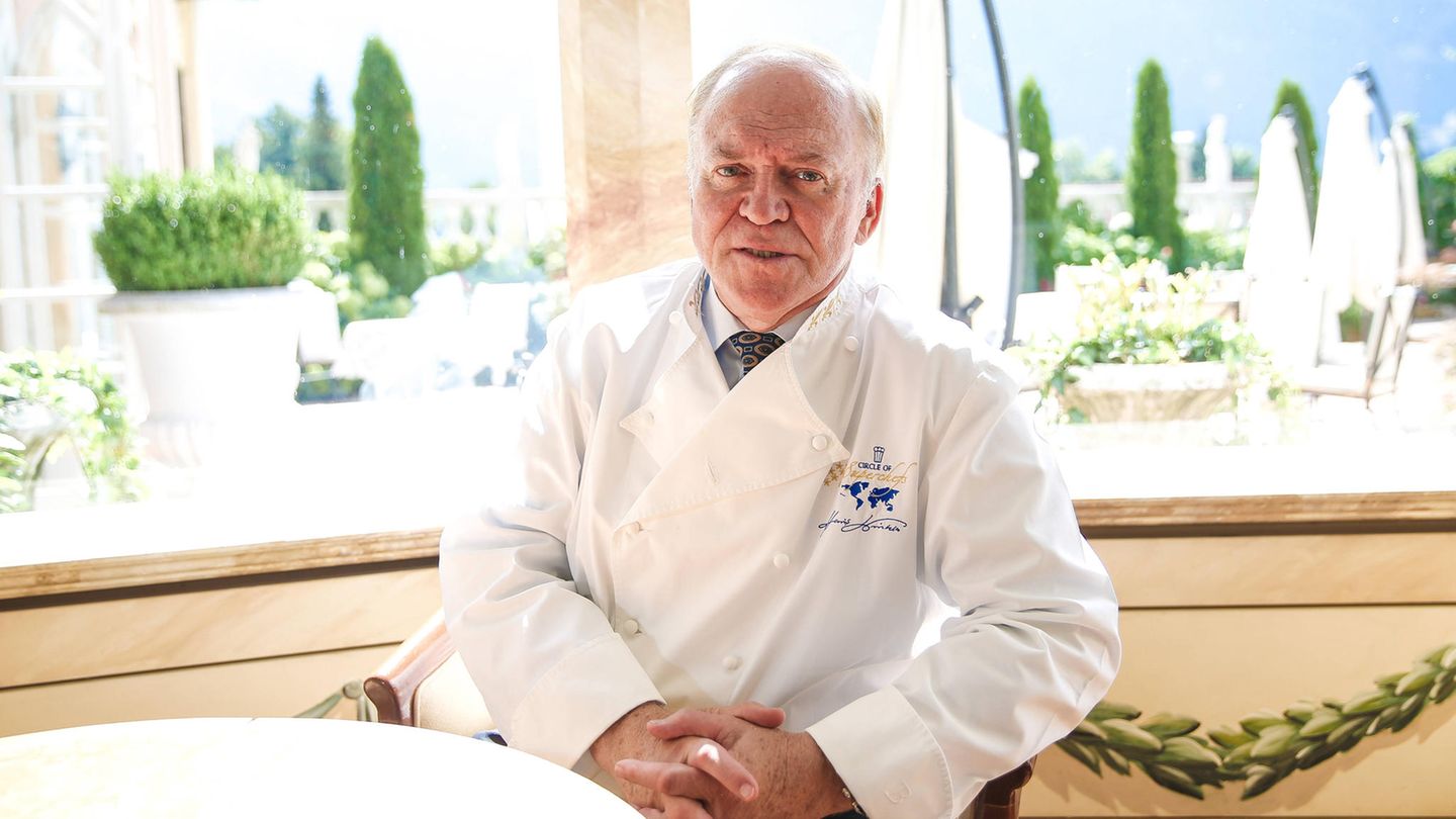 Heinz Winkler Am 28. Oktober verstarb der Spitzenkoch Heinz Winkler im Alter von 73 Jahren. Der gebürtige Südtiroler hatte mehr als 20 Jahre lang mit Unterbrechungen drei Sterne. Seine Karriere begann er mit 14 Jahren nach Angaben der "Residenz Heinz Winkler" im heimischen Bozen mit einer Kochlehre. Danach lernte er bei den Jahrhundertköchen Paul Bocuse und Eckart Witzigmann. Später kochte Winkler als Nachfolger von Witzigmann im berühmten Restaurant "Tantris" in München, das lange als Inbegriff von Haute Cuisine in Deutschland galt. Stars, die High Society und Feinschmecker gingen dort ein und aus. 1981 wurde der damals 31-Jährige als jüngster Koch mit drei Sternen vom Guide Michelin ausgezeichnet. 1991 eröffnete Winkler seine "Residenz" in Aschau, ein Luxus-Hotel mit Spitzenküche. Dort kochte er auf Sterne-Niveau weiter. Neben Koch-Sternen trug Winkler auch weitere Auszeichnungen: Als erster Küchenchef erhielt er nach Angaben der "Residenz Heinz Winkler" das Bundesverdienstkreuz. 2006 wurde er außerdem zum "Hotelier des Jahres" gekürt. Auch eine Rose wurde nach ihm benannt - eine weitere Gemeinsamkeit mit Eckart Witzigmann.