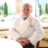 Am 28. Oktober verstarb der Spitzenkoch Heinz Winkler im Alter von 73 Jahren. Der gebürtige Südtiroler hatte mehr als 20 Jahre lang mit Unterbrechungen drei Sterne. Seine Karriere begann er mit 14 Jahren nach Angaben der "Residenz Heinz Winkler" im heimischen Bozen mit einer Kochlehre. Danach lernte er bei den Jahrhundertköchen Paul Bocuse und Eckart Witzigmann. Später kochte Winkler als Nachfolger von Witzigmann im berühmten Restaurant "Tantris" in München, das lange als Inbegriff von Haute Cuisine in Deutschland galt. Stars, die High Society und Feinschmecker gingen dort ein und aus. 1981 wurde der damals 31-Jährige als jüngster Koch mit drei Sternen vom Guide Michelin ausgezeichnet. 1991 eröffnete Winkler seine "Residenz" in Aschau, ein Luxus-Hotel mit Spitzenküche. Dort kochte er auf Sterne-Niveau weiter. Neben Koch-Sternen trug Winkler auch weitere Auszeichnungen: Als erster Küchenchef erhielt er nach Angaben der "Residenz Heinz Winkler" das Bundesverdienstkreuz. 2006 wurde er außerdem zum "Hotelier des Jahres" gekürt. Auch eine Rose wurde nach ihm benannt - eine weitere Gemeinsamkeit mit Eckart Witzigmann.