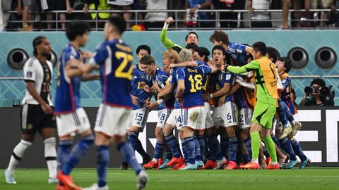 Die Japaner bejubeln bei der WM 2022 in Katar den 2:1-Siegtreffer gegen Deutschland