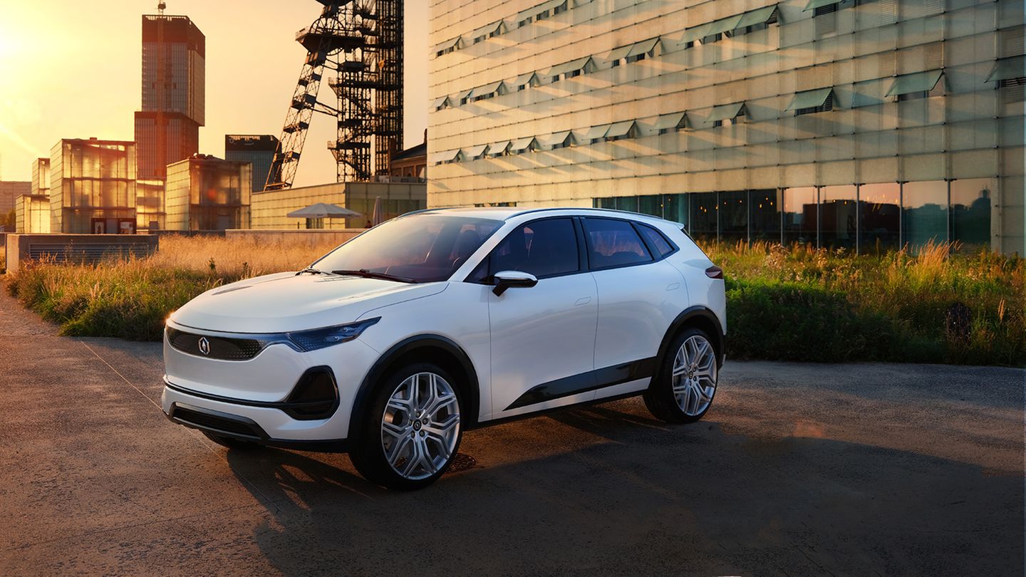 Ein SUV-Modell von Izera steht vor einem Gebäude. Der China-Konzern liefert die Architektur für die Produktion des Fahrzeugs.