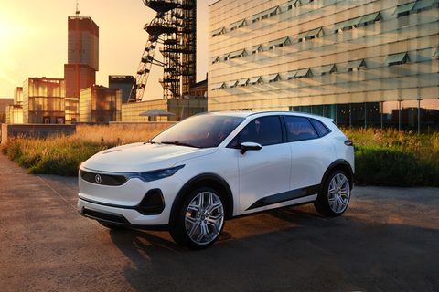 Ein SUV-Modell von Izera steht vor einem Gebäude. Der China-Konzern liefert die Architektur für die Produktion des Fahrzeugs.