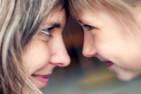 Eine Frau und ein Mädchen gucken sich intensiv in die Augen.