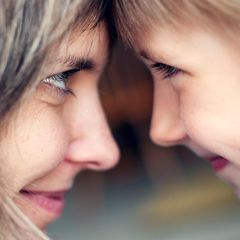 Eine Frau und ein Mädchen gucken sich intensiv in die Augen.