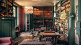 Fundgrube für Antiquare? Diese Bibliothek muss zuletzt eher von Näherinnen an den Singer-Maschinen genutzt worden sein.