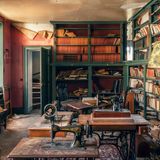 Fundgrube für Antiquare? Diese Bibliothek muss zuletzt eher von Näherinnen an den Singer-Maschinen genutzt worden sein.