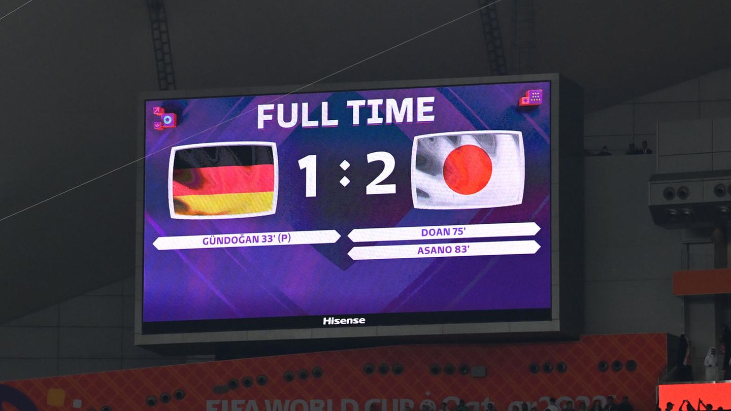 Deutschland hat sein WM-Auftaktspiel in Japan mit 1:2 verloren. Bei den großen Turnieren zeigte sich das DFB-Team zuletzt wenig erfolgreich.