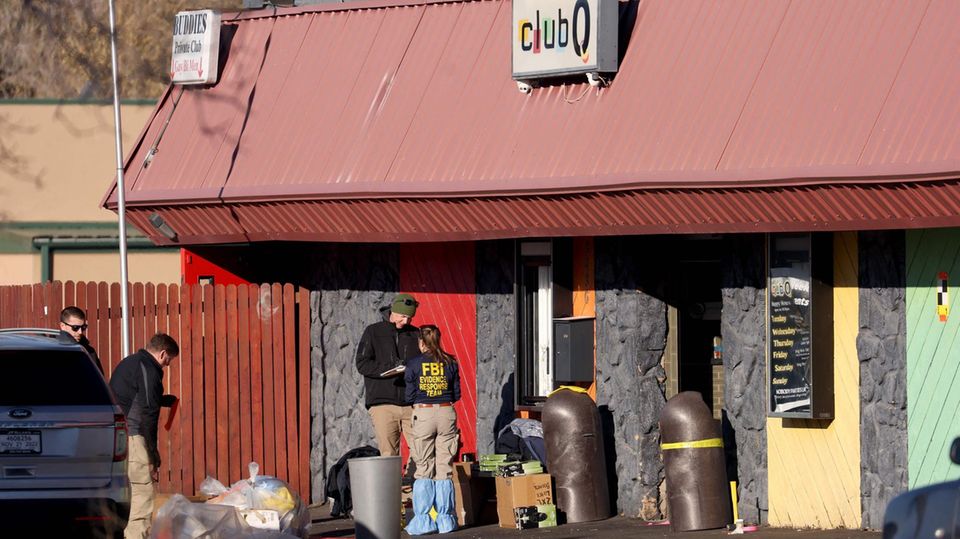 Vor dem Club Q in Colorado Springs sichern Ermittler Beweismittel. Hier wurden am Wochenende bei einem Angriff fünf Menschen getötet, 25 weitere verletzt.