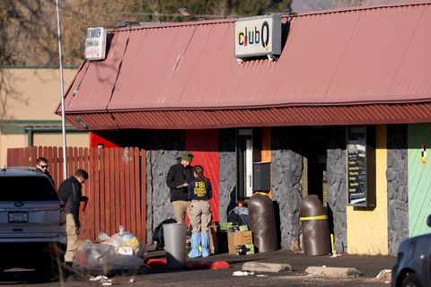 Vor dem Club Q in Colorado Springs sichern Ermittler Beweismittel. Hier wurden am Wochenende bei einem Angriff fünf Menschen getötet, 25 weitere verletzt.