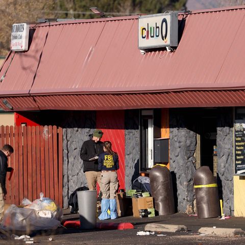 Vor dem Club Q in Colorado Springs sichern Ermittler Beweismittel. Hier wurden am Wochenende bei einem Angriff fünf Menschen getötet, 25 weitere verletzt.