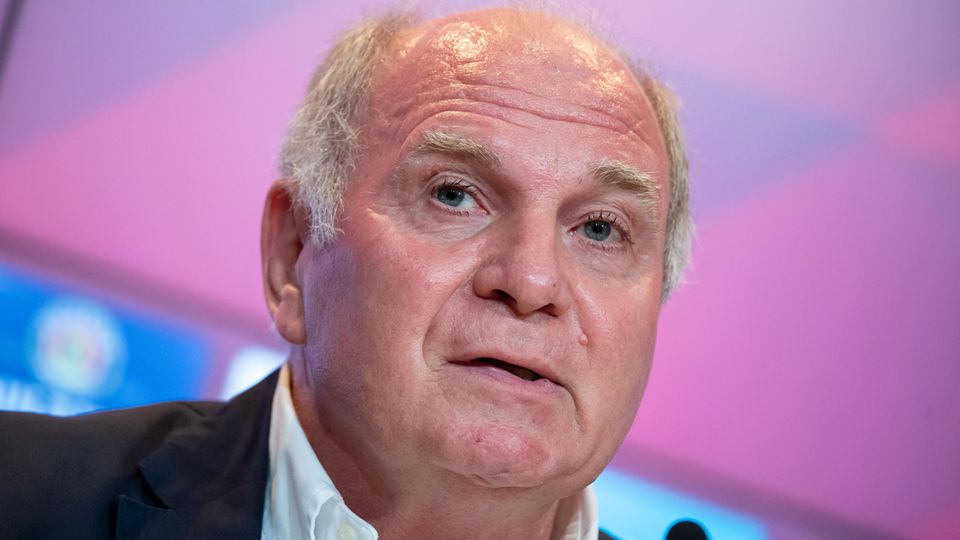Zeichen für Vielfalt: Wirft dem DFB und den Spielern fehlende Konsequenz vor: Uli Hoeneß Wirft dem DFB und den Spielern fehlende Konsequenz vor: Uli Hoeneß