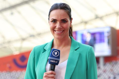 TV-Moderatorin Esther Sedlaczek steht im Khalifa International Stadion in Katar