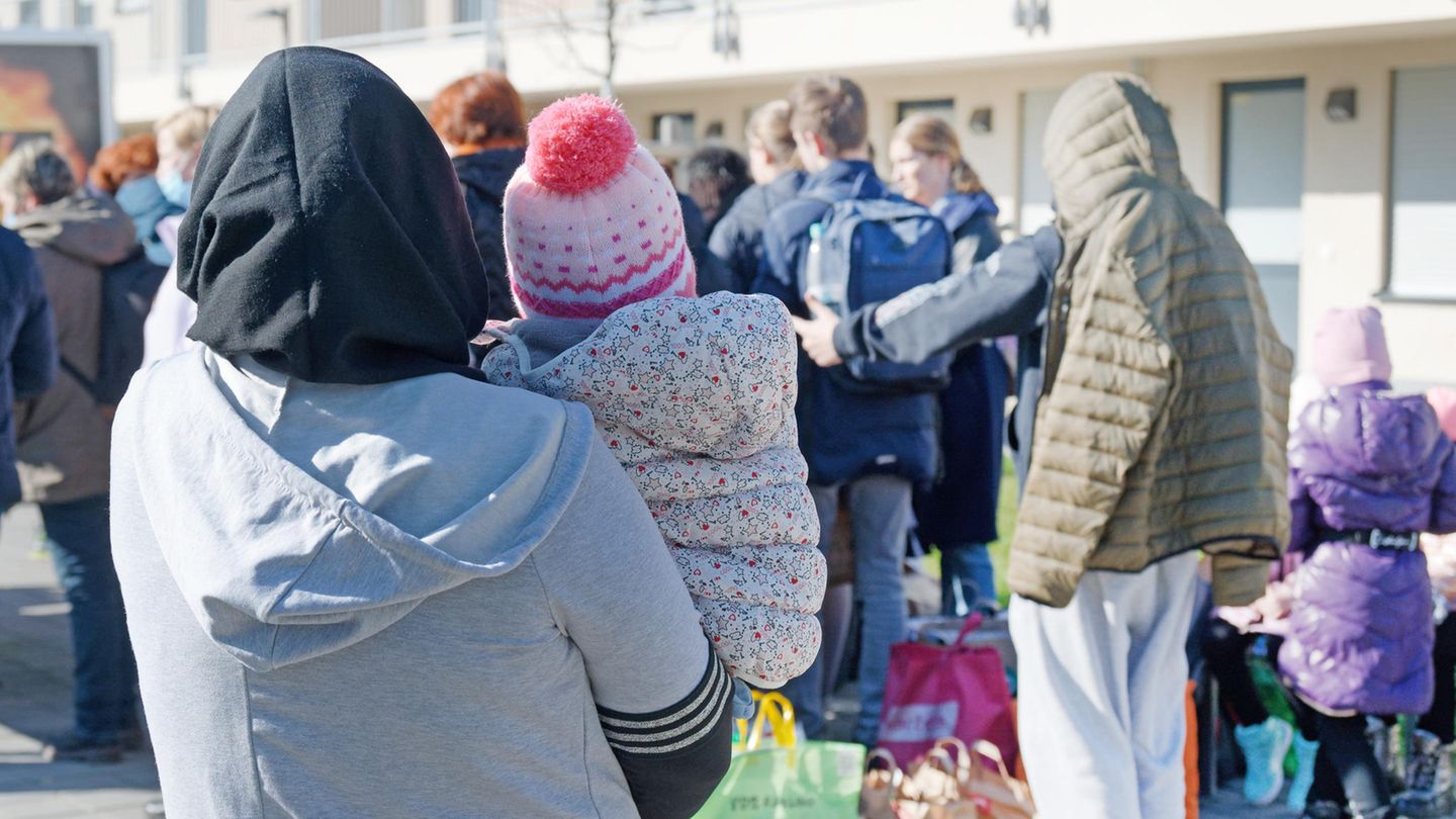 Reductions for single asylum seekers in collective accommodation unconstitutional
