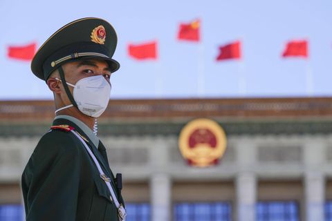 Ein chinesischer Militärangehöriger steht auf einem Platz in Peking. Drei Jahre lang hatte China die Corona-Pandemie unter Kontrolle, jetzt türmen sich die Fälle.