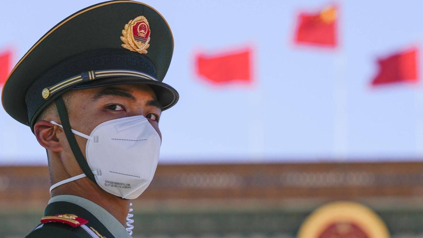 Ein chinesischer Militärangehöriger steht auf einem Platz in Peking. Drei Jahre lang hatte China die Corona-Pandemie unter Kontrolle, jetzt türmen sich die Fälle.