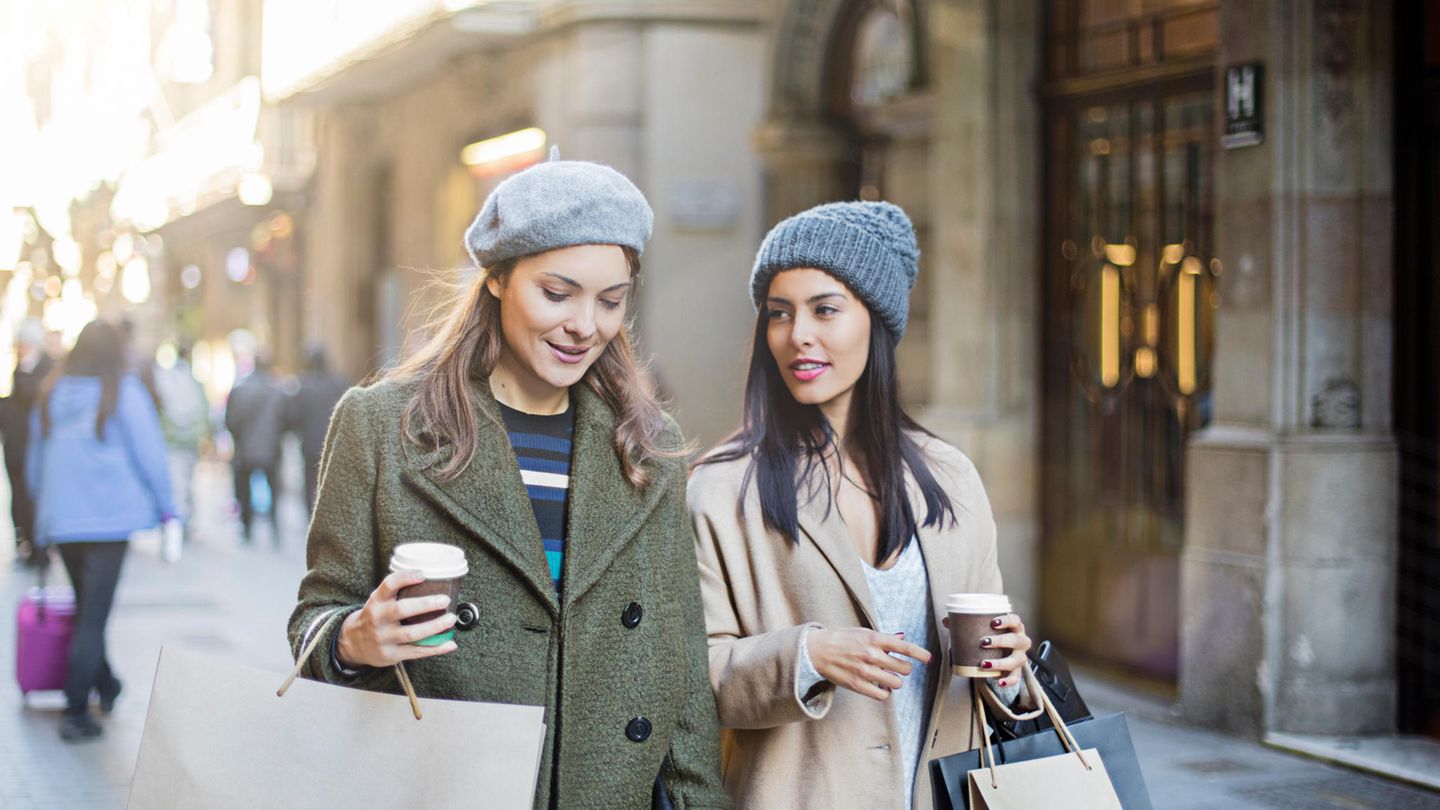 Freundinnen gehen in der Innenstadt shoppen
