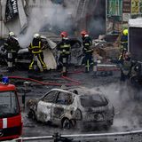 Schäden durch einen Raketeneinschlag in Kiew.