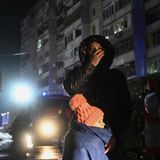 Fassungslose Frau mit Kind in Wischgorod