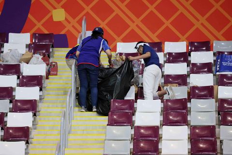 Japanische Fans sammeln Müll im Stadion nach dem Sieg gegen Deutschland