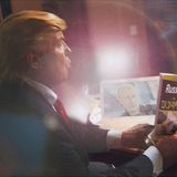 Dass Russland die US-Wahlen 2016 beeinflusst und so mit dazu beigetragen hat, Donald Trump Präsident wurde, gilt mittlerweile als gesichert. Doch wie ist das Verhältnis zwischen Trump und Putin? In Alison Jacksons Bildmanipulation lernt Donald wie ein Schuljunge Russisch für Dummies - um sich mit seinem Freund Wladimir zu unterhalten. 