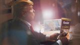Dass Russland die US-Wahlen 2016 beeinflusst und so mit dazu beigetragen hat, Donald Trump Präsident wurde, gilt mittlerweile als gesichert. Doch wie ist das Verhältnis zwischen Trump und Putin? In Alison Jacksons Bildmanipulation lernt Donald wie ein Schuljunge Russisch für Dummies - um sich mit seinem Freund Wladimir zu unterhalten. 