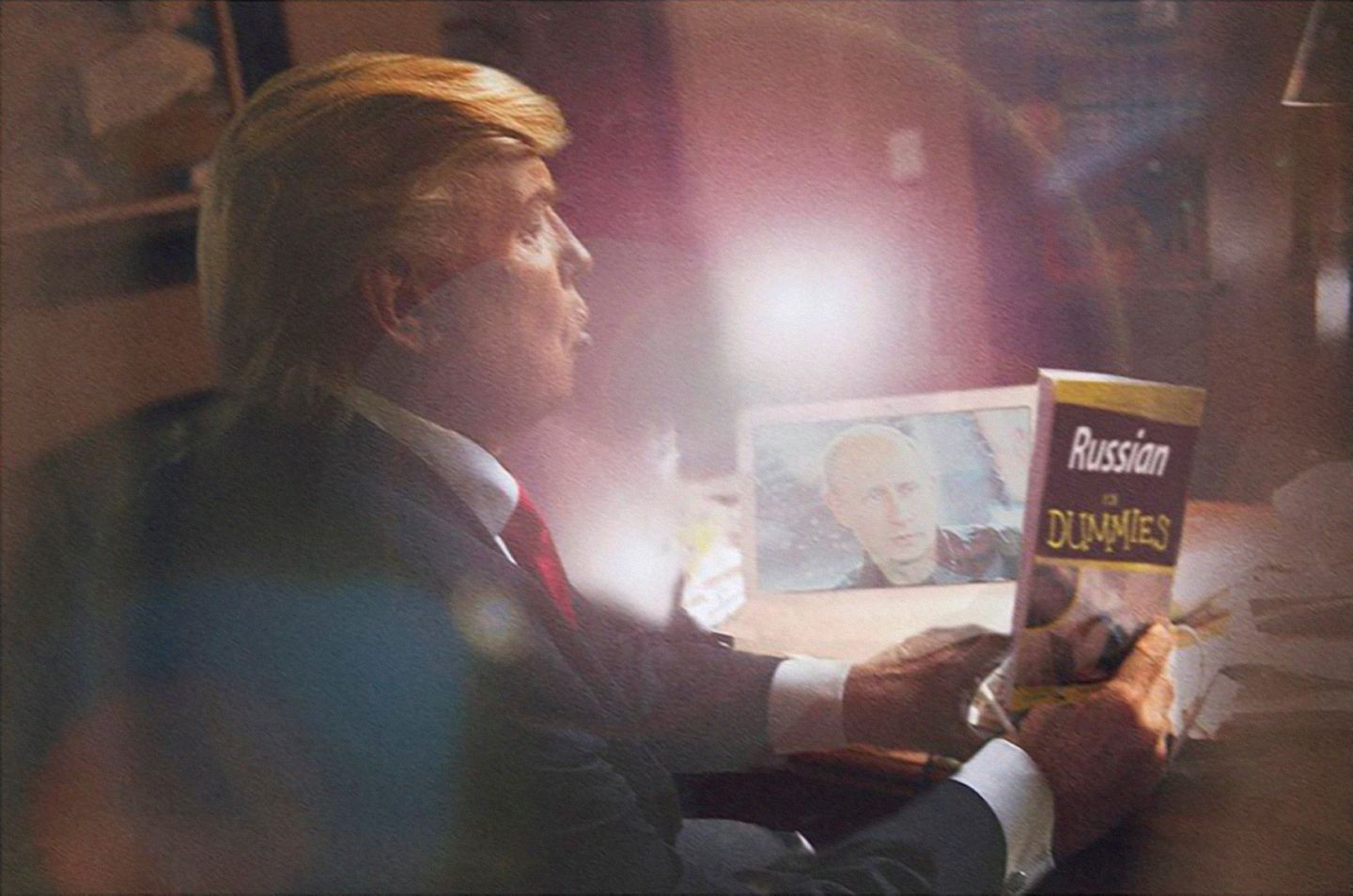 "Fake Truth" von Alison Jackson: Dass Russland die US-Wahlen 2016 beeinflusst und so mit dazu beigetragen hat, Donald Trump Präsident wurde, gilt mittlerweile als gesichert. Doch wie ist das Verhältnis zwischen Trump und Putin? In Alison Jacksons Bildmanipulation lernt Donald wie ein Schuljunge Russisch für Dummies - um sich mit seinem Freund Wladimir zu unterhalten. Dass Russland die US-Wahlen 2016 beeinflusst und so mit dazu beigetragen hat, Donald Trump Präsident wurde, gilt mittlerweile als gesichert. Doch wie ist das Verhältnis zwischen Trump und Putin? In Alison Jacksons Bildmanipulation lernt Donald wie ein Schuljunge Russisch für Dummies - um sich mit seinem Freund Wladimir zu unterhalten.