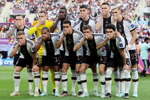 Die Protestaktion der deutschen Nationalmannschaft vor dem WM-Spiel gegen Japan