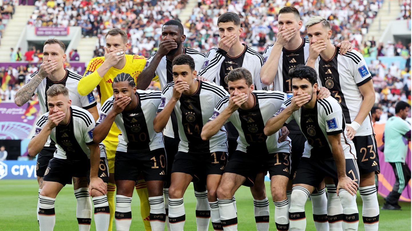 Die Protestaktion der deutschen Nationalmannschaft vor dem WM-Spiel gegen Japan