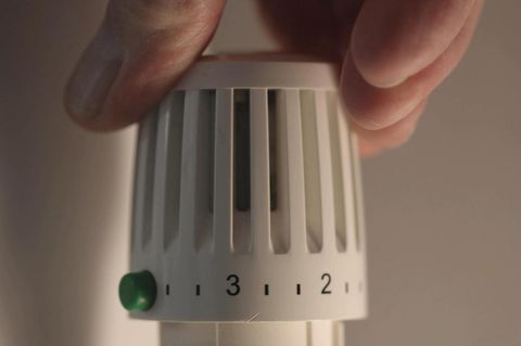 Fünf Tipps, mit denen die Wohnung auch ohne Dauerheizung warm bleibt