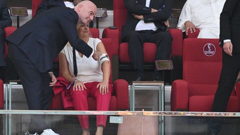 Fifa-Boss Gianni Infantino posiert beim deutschen WM-Auftakt in Katar mit Innenministerin Nancy Faeser (mit "One Love"-Armbinde)