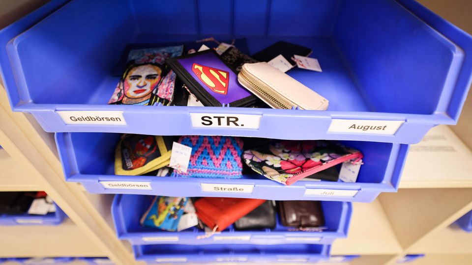 Sortierkästen mit zahlreichen verlorenen Geldbörsen stehen in einem Regal im Fundbüros Hamburg