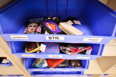 Sortierkästen mit zahlreichen verlorenen Geldbörsen stehen in einem Regal im Fundbüros Hamburg