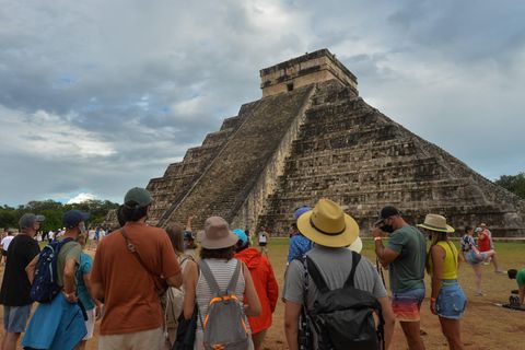 Touristen stehen vor der Maya-Pyramide in Chichen Itza