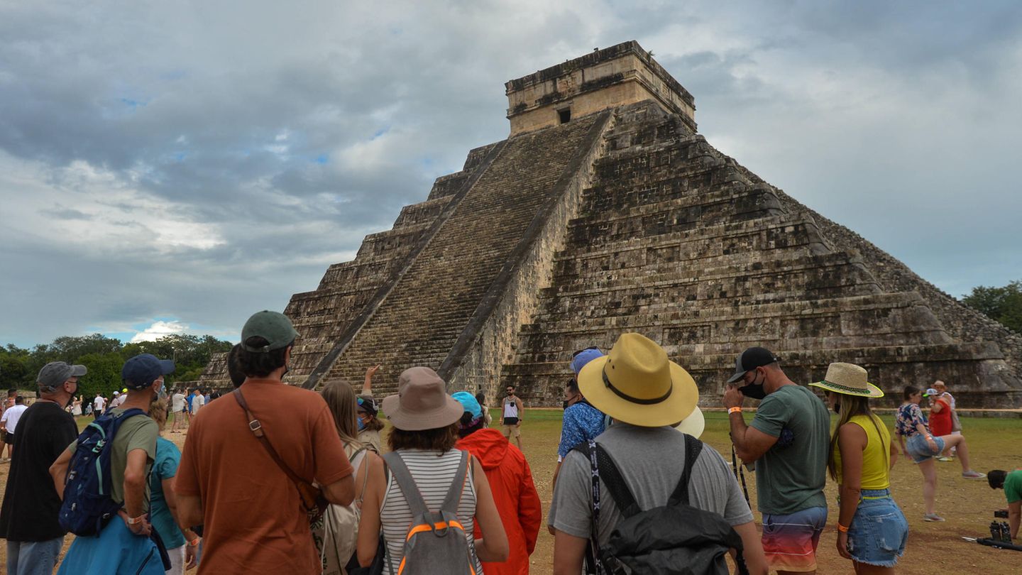 Touristen stehen vor der Maya-Pyramide in Chichen Itza