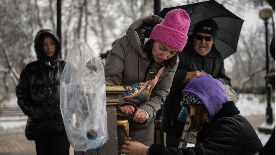 Ukraine: Menschen füllen in Kiew ihre Wasservorräte auf