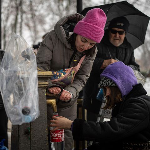 Ukraine: Menschen füllen in Kiew ihre Wasservorräte auf
