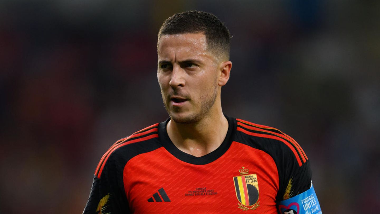 24. November  Belgiens Kapitän Eden Hazard hat kein Verständnis für die deutsche Protestaktion vor dem 1:2 am Mittwoch gegen Japan. "Es wäre besser gewesen, wenn sie es nicht getan und gewonnen hätten", ätzte der 31 Jahre alte Hazard von Real Madrid laut französischem Radio RMC nach dem 1:0 Belgiens am Mittwochabend gegen Kanada.   Die deutschen Spieler hatten sich vor dem Spiel gegen Japan demonstrativ den Mund zugehalten, nachdem die Fifa Konsequenzen für das Tragen der "One Love"-Kapitänsbinde angekündigt hatte. "Wir sind hier, um Fußball zu spielen, ich bin nicht hier, um eine politische Botschaft zu verbreiten, dafür sind andere Leute besser geeignet. Wir wollen uns auf den Fußball konzentrieren", sagte Hazard laut RMC weiter. 