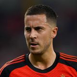 24. November  Belgiens Kapitän Eden Hazard hat kein Verständnis für die deutsche Protestaktion vor dem 1:2 am Mittwoch gegen Japan. "Es wäre besser gewesen, wenn sie es nicht getan und gewonnen hätten", ätzte der 31 Jahre alte Hazard von Real Madrid laut französischem Radio RMC nach dem 1:0 Belgiens am Mittwochabend gegen Kanada.   Die deutschen Spieler hatten sich vor dem Spiel gegen Japan demonstrativ den Mund zugehalten, nachdem die Fifa Konsequenzen für das Tragen der "One Love"-Kapitänsbinde angekündigt hatte. "Wir sind hier, um Fußball zu spielen, ich bin nicht hier, um eine politische Botschaft zu verbreiten, dafür sind andere Leute besser geeignet. Wir wollen uns auf den Fußball konzentrieren", sagte Hazard laut RMC weiter. 