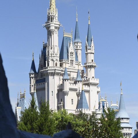 Disney-Schloss zwischen Bergen