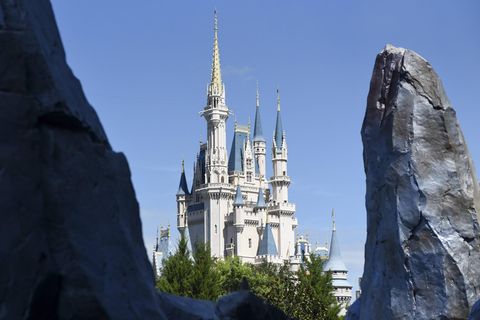Disney-Schloss zwischen Bergen