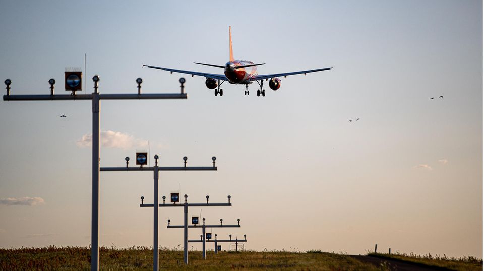 Flugzeug im Landeanflug auf den Berliner Hauptstadtflughafen BER