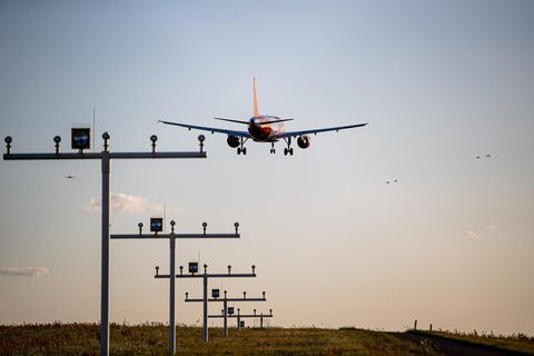 Flugzeug im Landeanflug auf den Berliner Hauptstadtflughafen BER