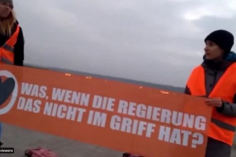 Video: Klima-Aktivisten legen Betrieb am Flughafen Berlin vorübergehend lahm
