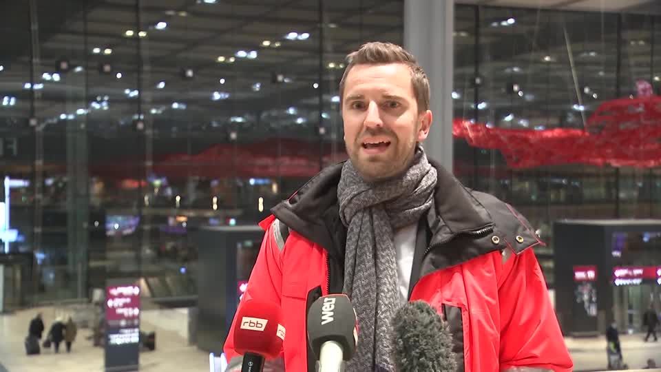 Video: Sprecher: 15 Flüge wegen Aktion von "Letzte Generation" am BER umgeleitet Video: Sprecher: 15 Flüge wegen Aktion von "Letzte Generation" am BER umgeleitet