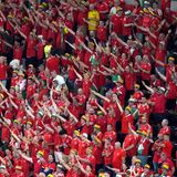 24. November  Die walisischen Fans dürfen bei den kommenden Spielen bei der Fußball-WM in Katar mit ihren Hüten und Fahnen in Regenbogenfarben ins Stadion, ohne Sanktionen fürchten zu müssen. Das teilte der Fußball-Verband von Wales am Donnerstagabend bei Twitter mit. Der Weltverband Fifa hätte das vor dem Gruppenspiel am Freitag gegen den Iran bestätigt. "Alle WM-Austragungsorte wurden kontaktiert und angewiesen, die vereinbarten Regeln und Vorschriften einzuhalten", teilten die Waliser mit.  Walisische Fans hatten zum WM-Start Ärger beim Einlass ins Stadion bekommen, weil sie Hüte in Regenbogenfarben getragen hatten. Diese wurden weiblichen Anhängern vor dem 1:1 ihres Teams gegen die USA am Montagabend im Ahmad bin Ali Stadion von Al-Rajjan abgenommen. Die traditionellen Kopfbedeckungen namens Buckets hatten Fans mit farbigen Streifen als Zeichen der Solidarität mit der LGBTQI+-Community herstellen lassen.   Auch andere Fans, darunter ein deutscher Anhänger, hatten wegen Utensilien in Regenbogenfarben bei dieser WM Ärger mit Stadionpersonal. Laut Gesetz ist Homosexualität in Katar verboten und wird mit bis zu sieben Jahren Gefängnis bestraft.