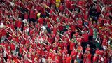 24. November  Die walisischen Fans dürfen bei den kommenden Spielen bei der Fußball-WM in Katar mit ihren Hüten und Fahnen in Regenbogenfarben ins Stadion, ohne Sanktionen fürchten zu müssen. Das teilte der Fußball-Verband von Wales am Donnerstagabend bei Twitter mit. Der Weltverband Fifa hätte das vor dem Gruppenspiel am Freitag gegen den Iran bestätigt. "Alle WM-Austragungsorte wurden kontaktiert und angewiesen, die vereinbarten Regeln und Vorschriften einzuhalten", teilten die Waliser mit.  Walisische Fans hatten zum WM-Start Ärger beim Einlass ins Stadion bekommen, weil sie Hüte in Regenbogenfarben getragen hatten. Diese wurden weiblichen Anhängern vor dem 1:1 ihres Teams gegen die USA am Montagabend im Ahmad bin Ali Stadion von Al-Rajjan abgenommen. Die traditionellen Kopfbedeckungen namens Buckets hatten Fans mit farbigen Streifen als Zeichen der Solidarität mit der LGBTQI+-Community herstellen lassen.   Auch andere Fans, darunter ein deutscher Anhänger, hatten wegen Utensilien in Regenbogenfarben bei dieser WM Ärger mit Stadionpersonal. Laut Gesetz ist Homosexualität in Katar verboten und wird mit bis zu sieben Jahren Gefängnis bestraft.